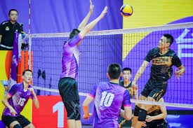 埃泽英格兰队生涯前3进球均为替补打进，为凯恩后第二人